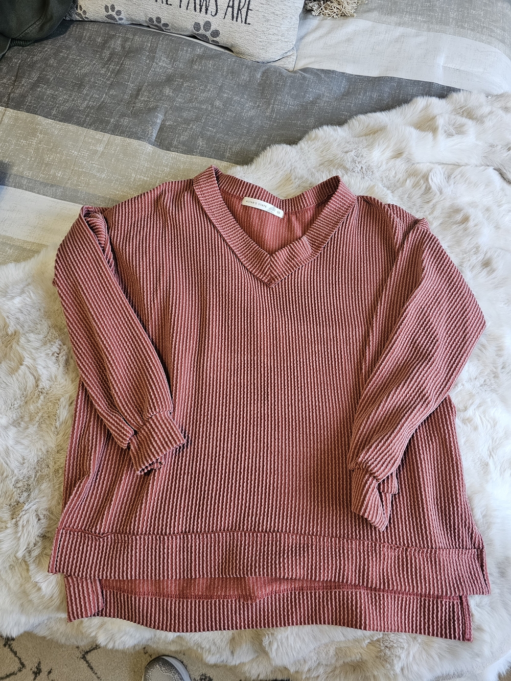 Altar'd State Ribbed V-Neck Sweater in Dusty Red, Size XXS